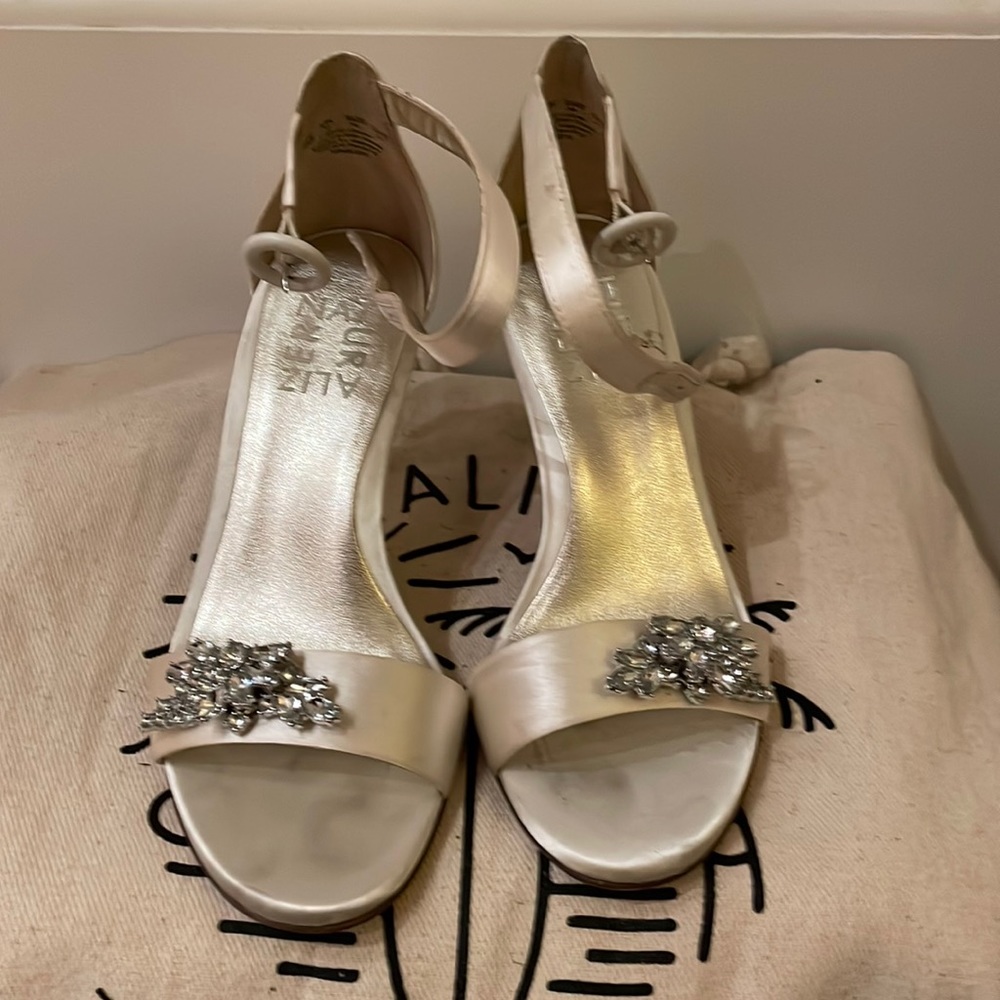 Women’s size 4, 3 inches tall